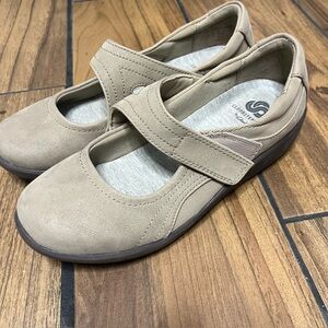CLARKS Cloudsteppers Women's Shoes Beige Sillian Bella Mary‎ Jane Flats Size 6.5